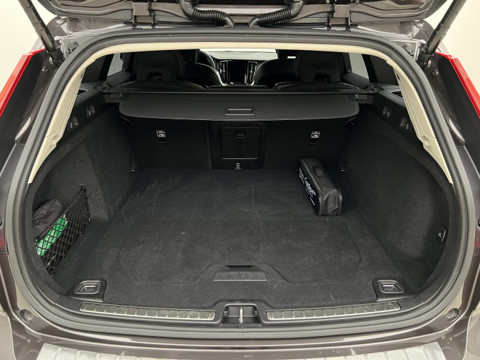 Volvo V60 B4 PLUS DARK AUT 1.maj.