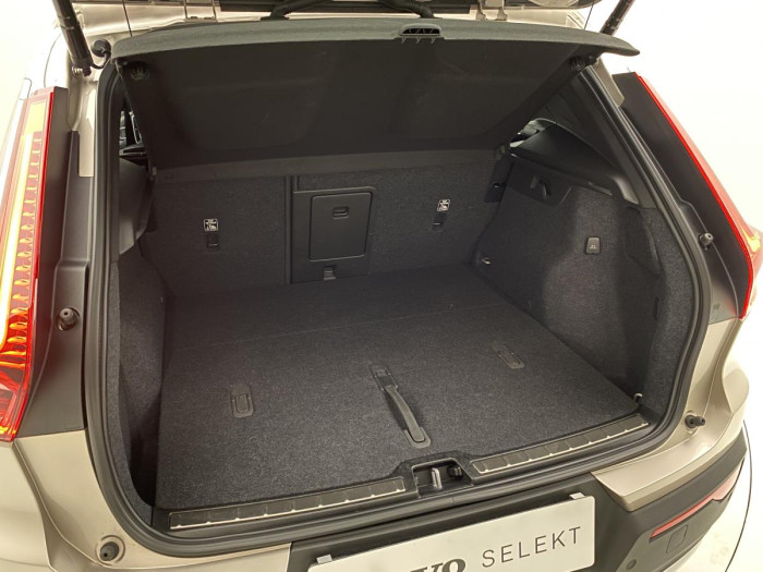 Volvo XC40 B4 AWD PLUS BRIGHT REZERVACE 2.0 Plus
