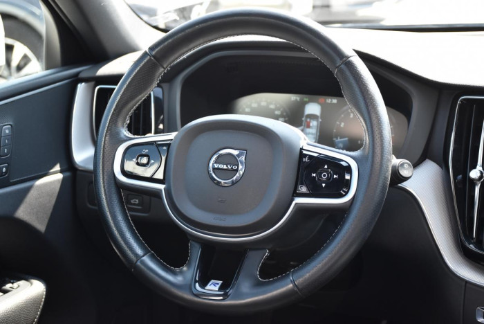 Volvo XC60 T6 AWD R-DESIGN REZERVACE