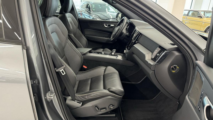 Volvo XC60 B4 AWD R-DESIGN REZERVACE