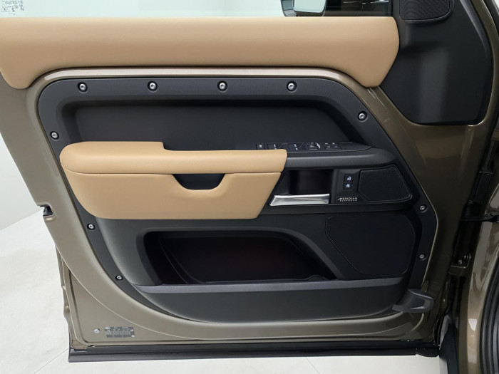 Land Rover Defender 110 D300 X AWD REZERVACE 3.0 d