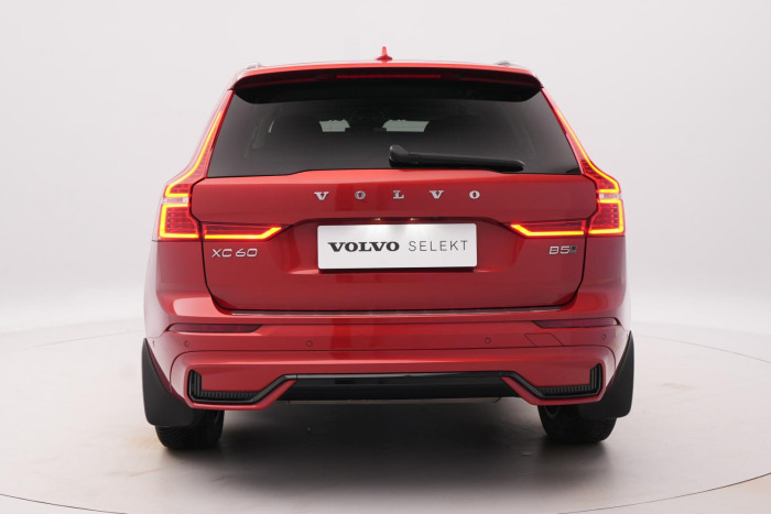 Volvo XC60 B5 AWD PLUS DARK REZERVACE