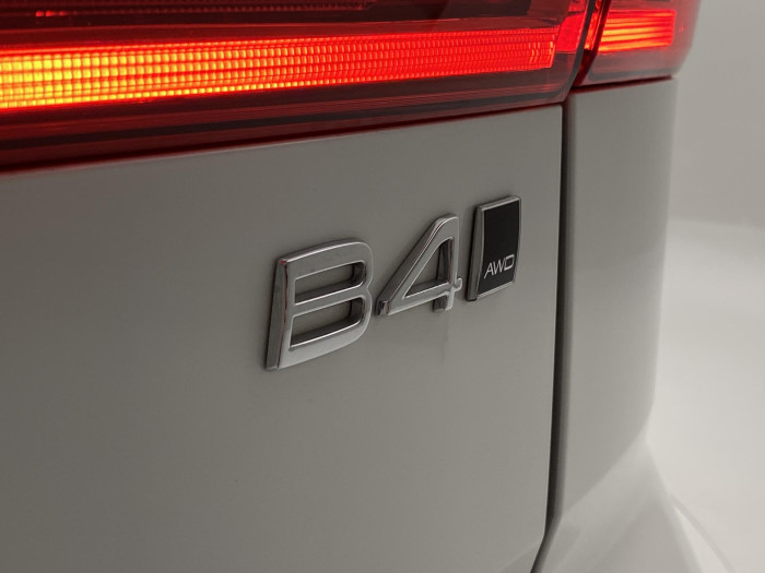 Volvo XC60 B4 AWD R-DESIGN AUT CZ