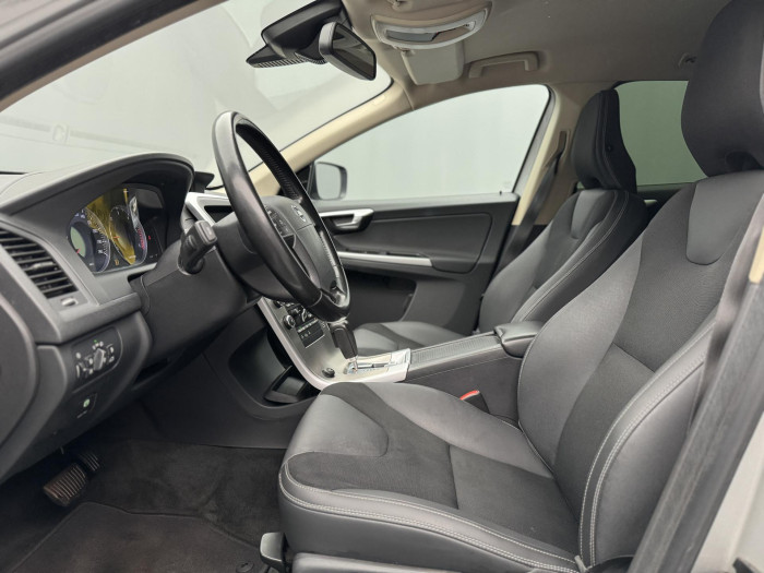 Volvo XC60 D5 AWD MOMENTUM AUT CZ 2.4 d Momentum