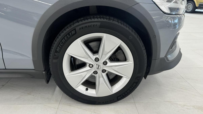 Volvo V60 CROSS COUNTRY B4 REZERVACE