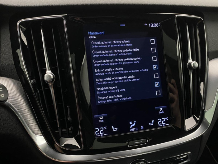 Volvo V60 B6 AWD R-DESIGN REZERVACE