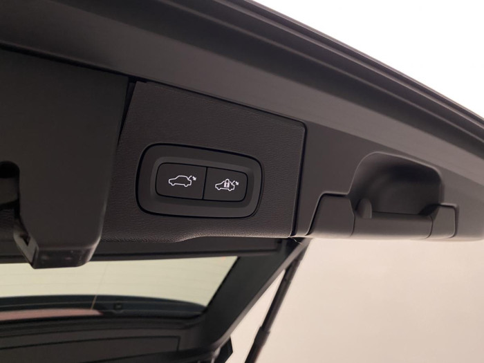 Volvo XC60 B4 AWD ULTIMATE AUT REZERVACE