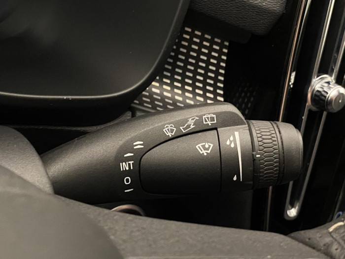 Volvo XC40 B5 AWD R-DESIGN AUT REZERVACE