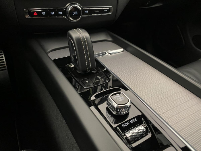 Volvo XC60 B5 AWD R-DESIGN REZERVACE