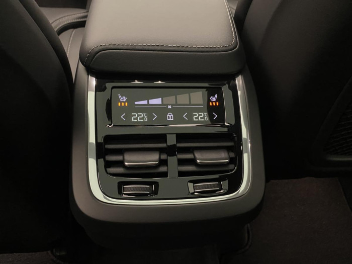Volvo XC60 B5 AWD ULTIMATE AUT REZERVACE