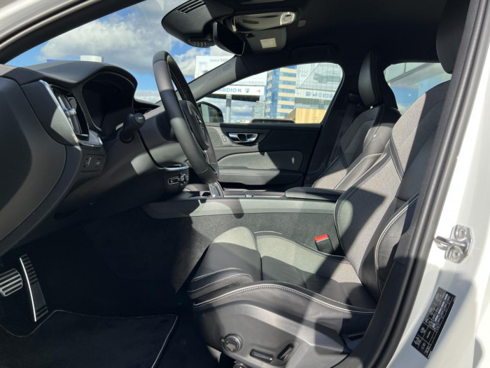 Volvo V60 B4 R-DESIGN Aut 1.maj.