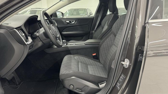 Volvo V60 B4 MOMENTUM AUT REZERVACE 2.0 Momentum