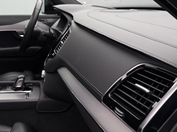 Volvo XC90 B5 AWD R-DESIGN REZERVACE