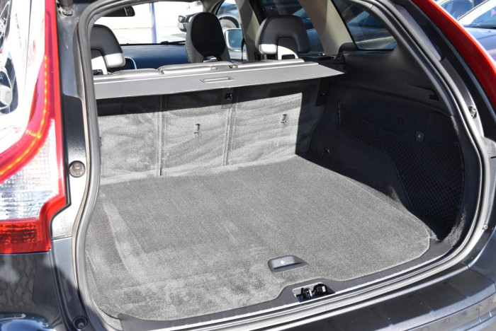 Volvo XC60 D5 AWD R-Design REZERVACE 2.4 d