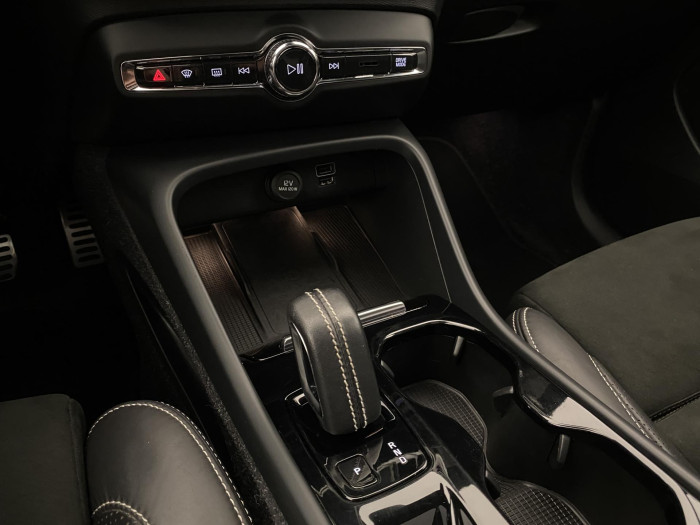 Volvo XC40 T4 AWD R-DESIGN REZERVACE