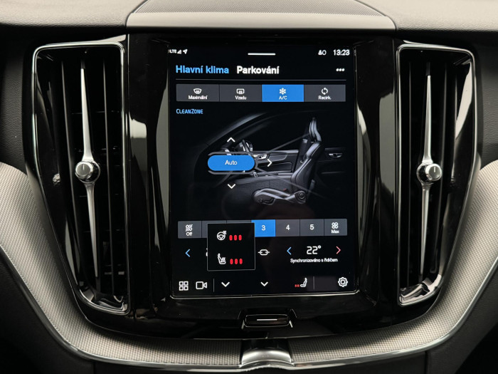 Volvo XC60 B5 AWD PLUS DARK AUT CZ 1.maj.