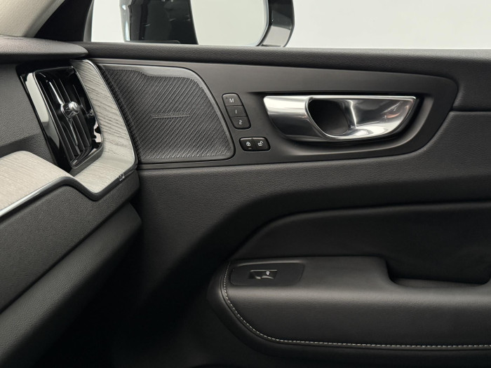 Volvo XC60 B5 AWD PLUS DARK AUT REZERVACE