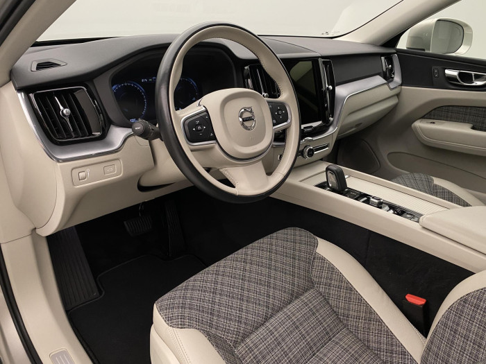 Volvo XC60 B4 AWD MOMENTUM AUT CZ 2.0 Momentum
