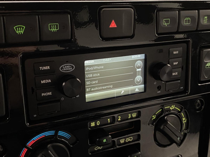 Land Rover Defender WORKS V8 TROPHY II 1 z 25 5.0 V8