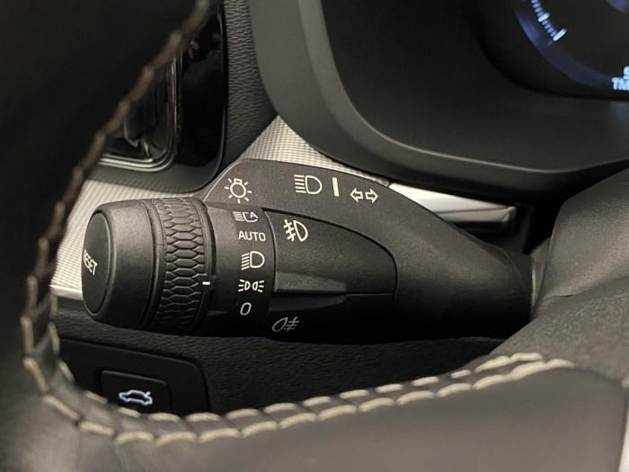 Volvo XC60 B5 AWD R-DESIGN REZERVACE