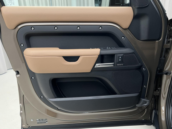 Land Rover Defender 110 D300 X-DYN. HSE REZERVACE 3.0 d