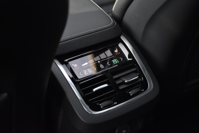 Volvo V60 CC B4 AWD ULTIMATE REZERVACE 2.0 CC CC
