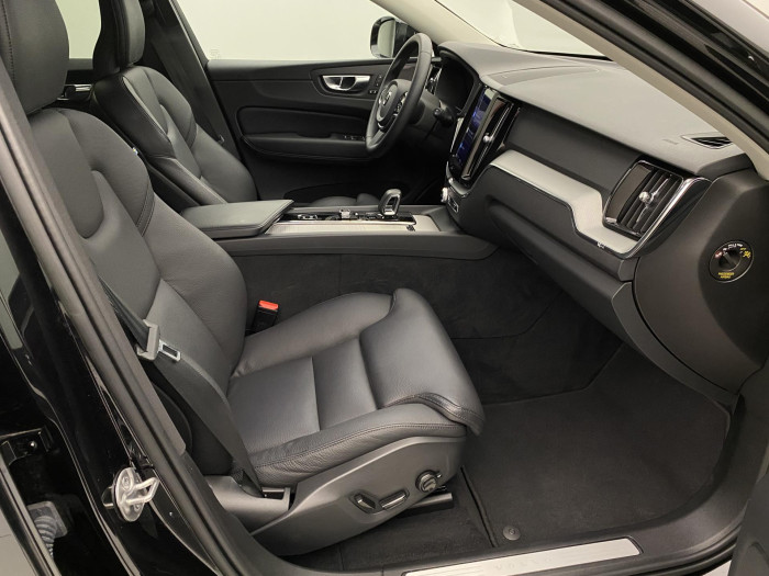 Volvo XC60 B4 AWD R-DESIGN REZERVACE