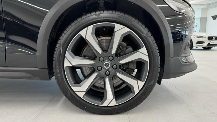 Volvo V60 B4 CROSS COUNTRY REZERVACE