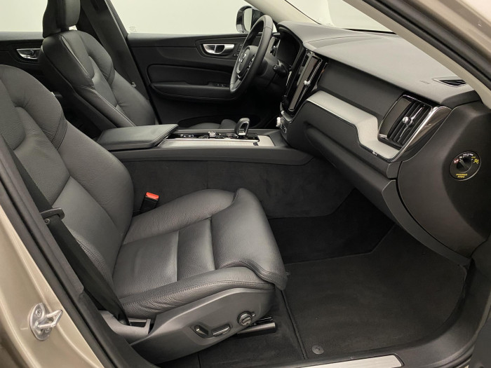 Volvo XC60 B4 AWD PLUS DARK AUT CZ