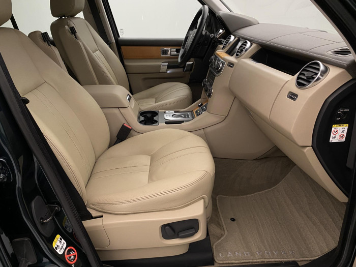 Land Rover Discovery 3.0 AWD SDV6 HSE REZERVACE