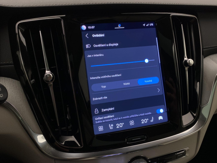 Volvo V60 T8 AWD PLUG-IN BRIGHT ULTRA CZ