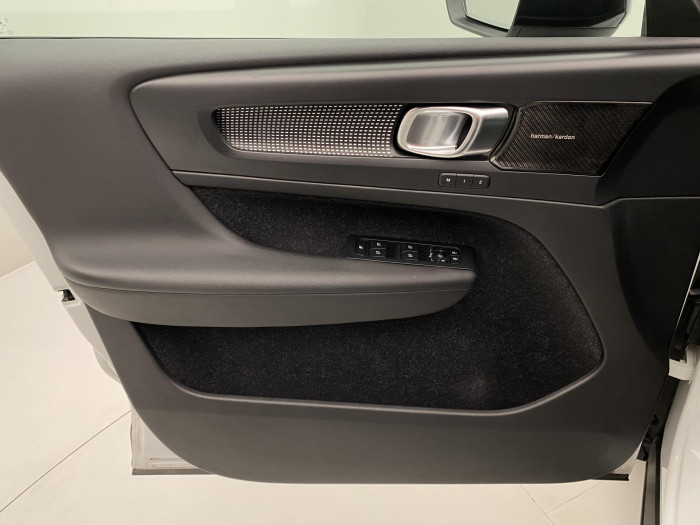 Volvo XC40 T4 AWD R-DESIGN REZERVACE