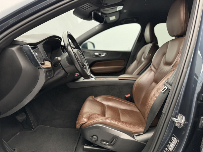 Volvo XC60 B4 AWD MOMENTUM CZ 1.maj 2.0 Momentum