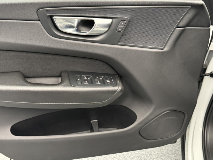 Volvo XC60 B4 AWD MOMENTUM PRO AUT CZ 2.0 Momentum