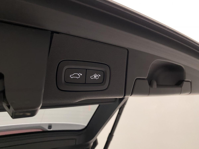 Volvo XC60 B4 AWD R-DESIGN AUT REZERVACE