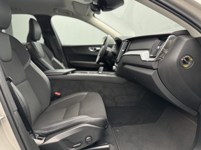 Volvo XC60 B4 MOMENTUM PRO AUT CZ 2.0 Momentum