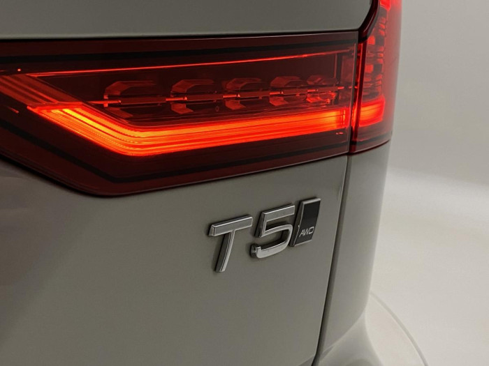 Volvo V60 CC T5 AWD MOMENTUM REZERVACE 2.0 CC CC Momentum