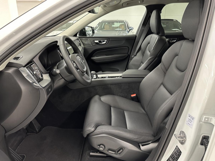 Volvo XC60 B4 AWD PLUS DARK REZERVACE 2.0 Plus