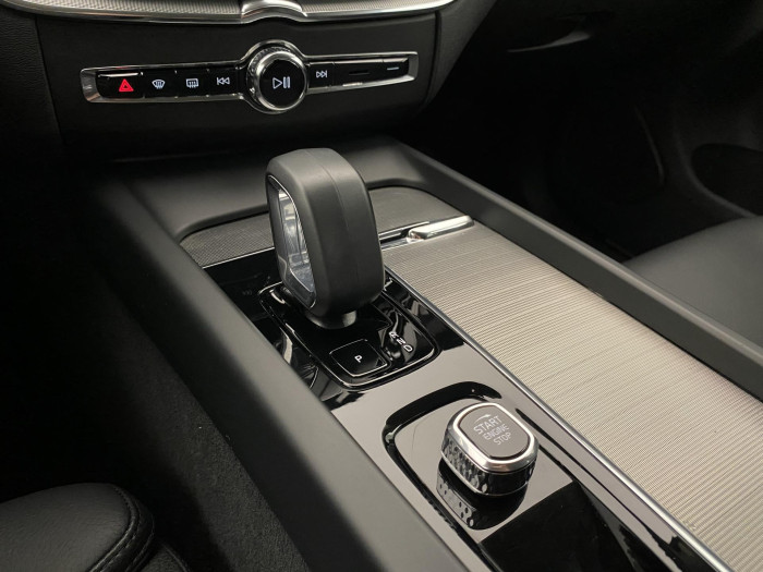 Volvo XC60 B4 AWD R-DESIGN REZERVACE