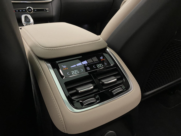 Volvo XC90 T8 AWD RECHARGE DARK ULTRA 7