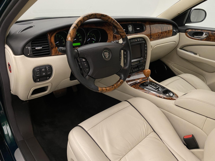 Jaguar XJ 4.2 V8 L EXECUTIVE AUT 1.maj 4.2 V8 Executive