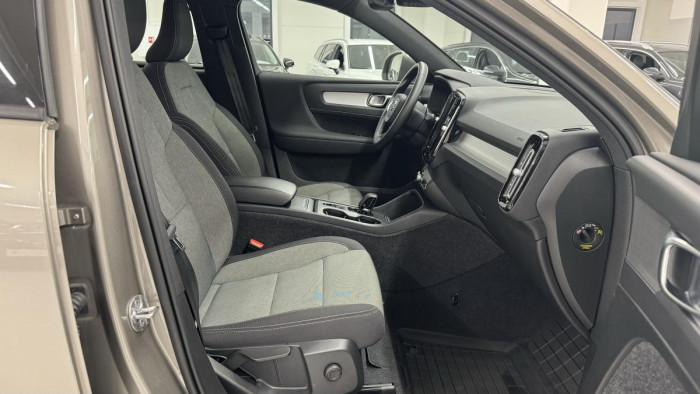 Volvo XC40 B4 MOMENTUM REZERVACE 2.0 Momentum