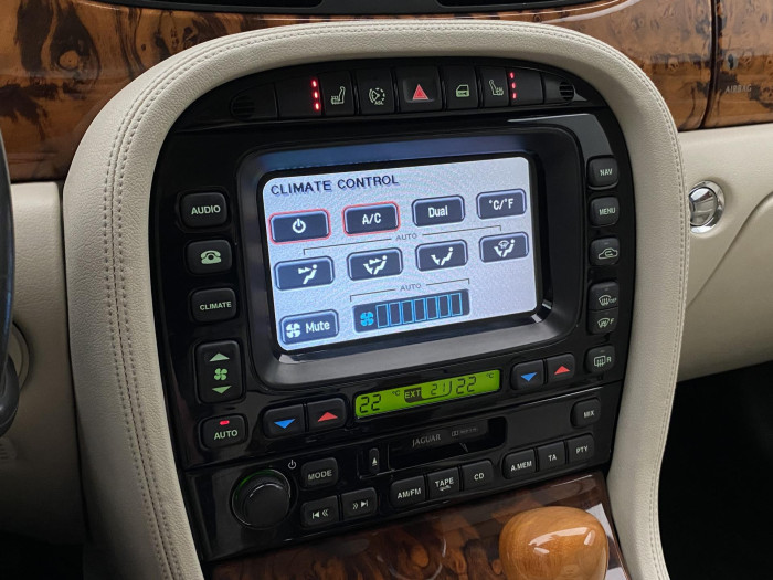 Jaguar XJ 4.2 V8 L EXECUTIVE AUT 1.maj 4.2 V8 Executive