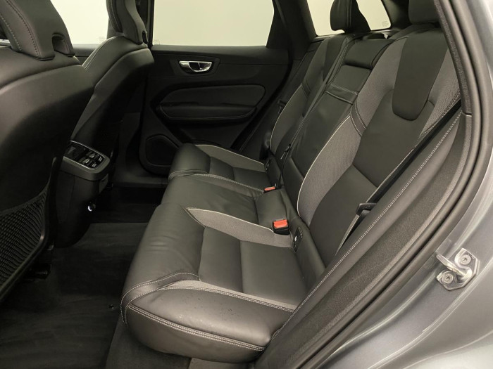 Volvo XC60 B5 AWD R-DESIGN REZERVACE