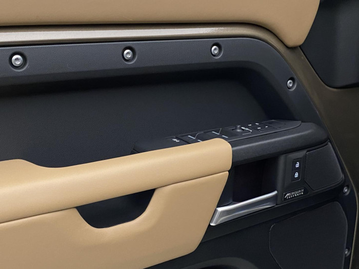 Land Rover Defender 110 D300 X AWD REZERVACE 3.0 d