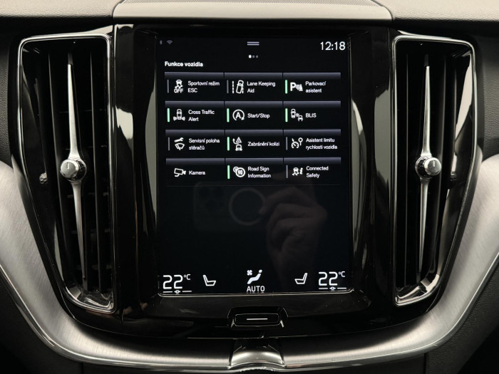 Volvo XC60 B4 AWD MOMENTUM PRO AUT CZ 2.0 Momentum