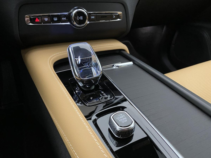 Volvo XC90 T8 AWD AT RECHARGE BRIGHT PLUS 2.0 AT Plus