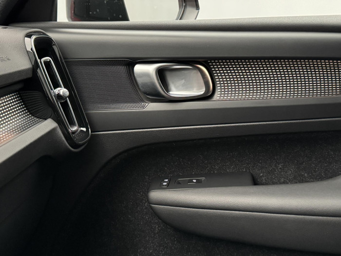 Volvo XC40 T3 R-DESIGN AUT REZERVACE