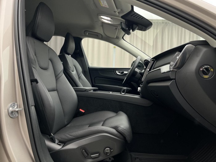 Volvo XC60 B4 AWD PLUS DARK AUT 1.maj.