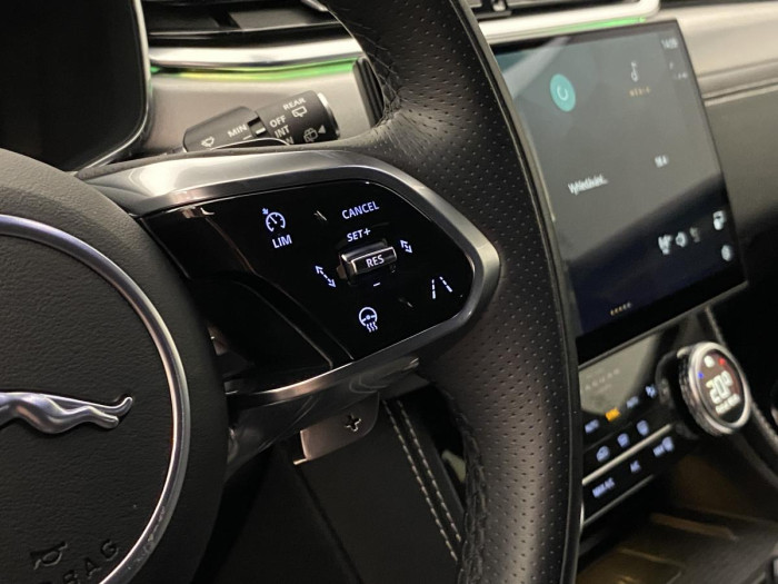 Jaguar F-Pace P250 R-DYNAMIC SE REZERVACE 2.0 Dynamic SE